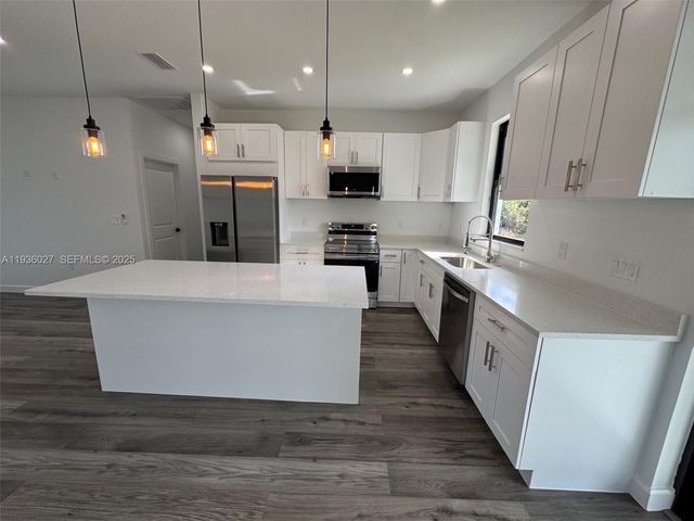 1924 NE 14th PL, Cape Coral, FL 33909