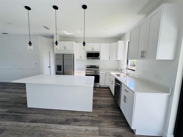 1924 NE 14th PL, Cape Coral, FL 33909