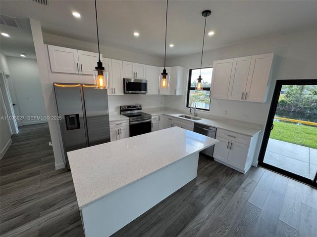 1924 NE 14th PL, Cape Coral, FL 33909