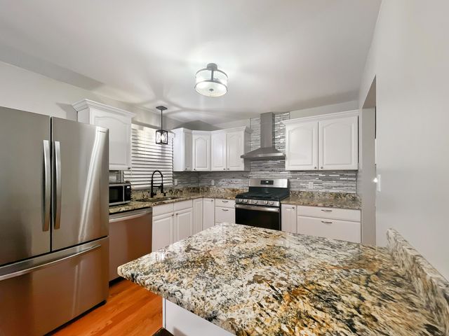 5401 W Winding Creek Drive, Mchenry, IL 60050