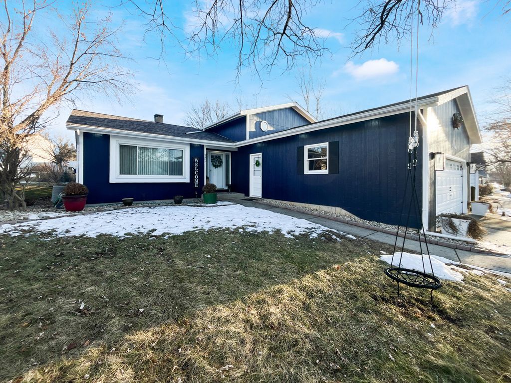 5401 W Winding Creek Drive, Mchenry, IL 60050