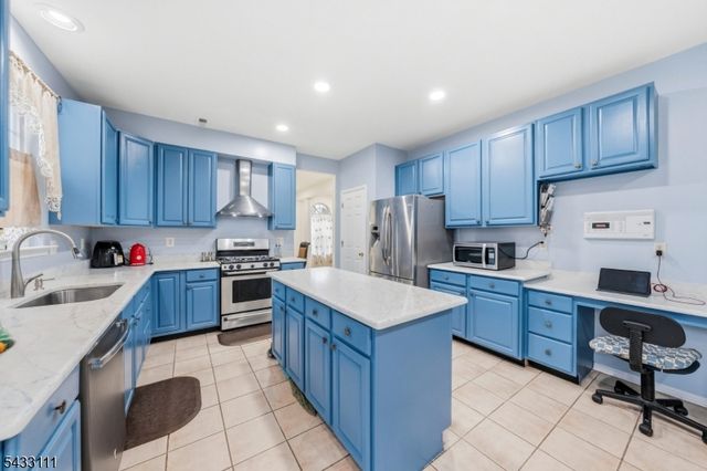 10 Julie Ct, Franklin Twp., NJ 08873