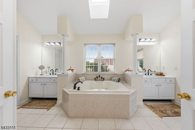 10 Julie Ct, Franklin Twp., NJ 08873