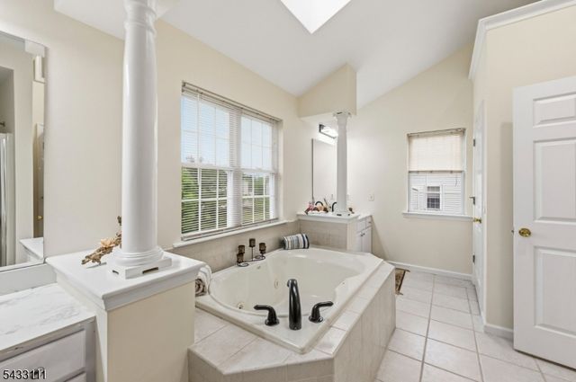 10 Julie Ct, Franklin Twp., NJ 08873