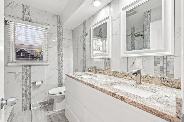3007 W 9Th Street, Waterloo, IA 50702
