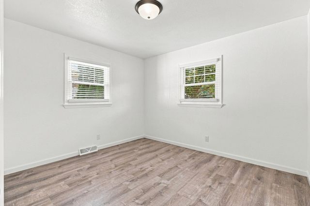 3007 W 9Th Street, Waterloo, IA 50702