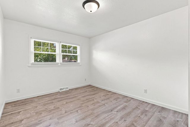 3007 W 9Th Street, Waterloo, IA 50702
