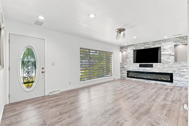 3007 W 9Th Street, Waterloo, IA 50702