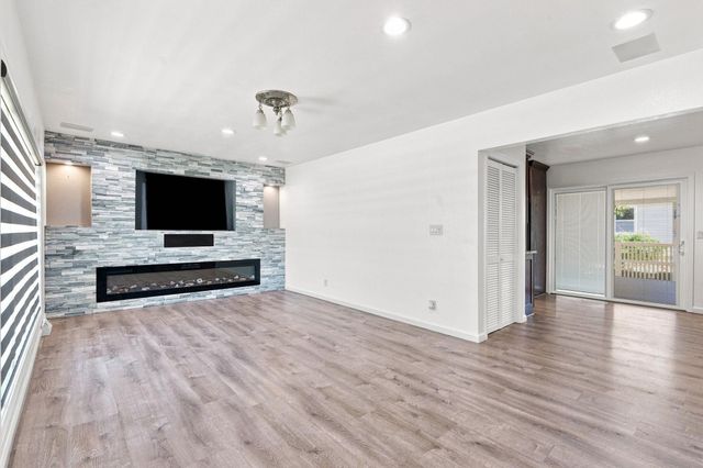 3007 W 9Th Street, Waterloo, IA 50702