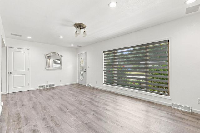 3007 W 9Th Street, Waterloo, IA 50702