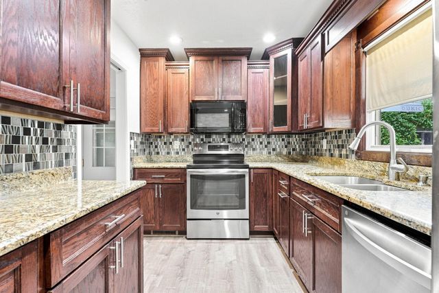 3007 W 9Th Street, Waterloo, IA 50702