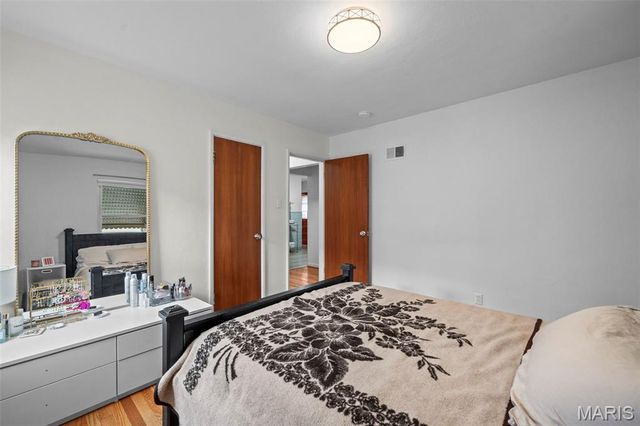 6916 Hampton Avenue, St Louis, MO 63109