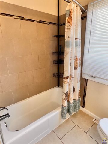 5625 SW 16th ST, Topeka, KS 66604