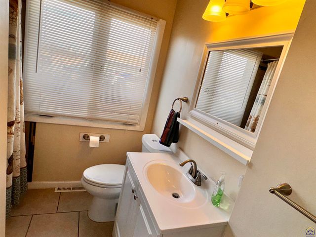 5625 SW 16th ST, Topeka, KS 66604