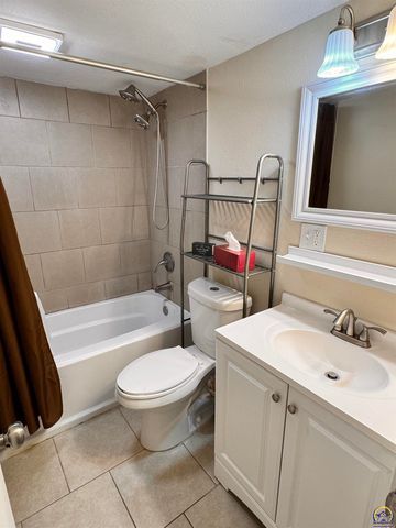 5625 SW 16th ST, Topeka, KS 66604