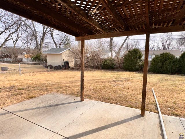 5625 SW 16th ST, Topeka, KS 66604