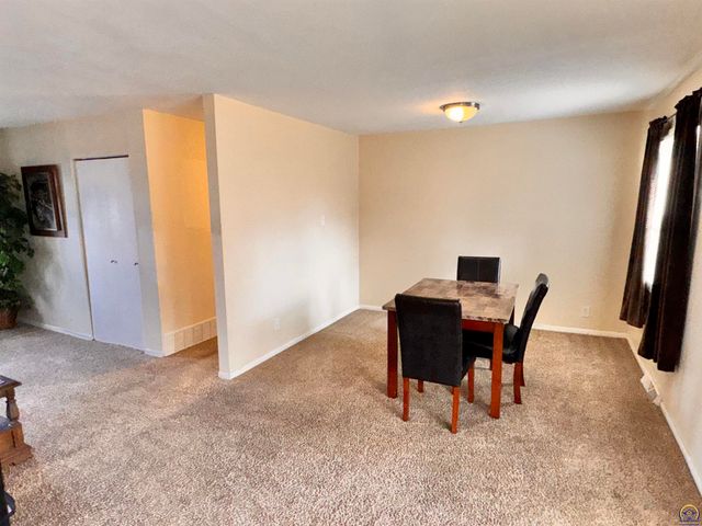 5625 SW 16th ST, Topeka, KS 66604