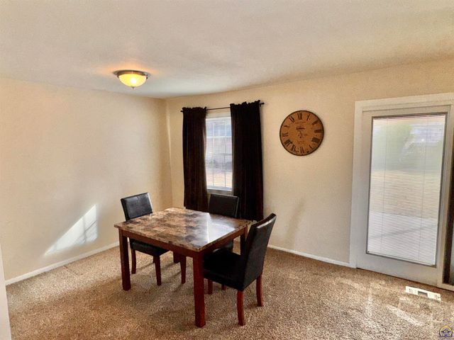 5625 SW 16th ST, Topeka, KS 66604