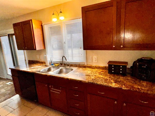 5625 SW 16th ST, Topeka, KS 66604