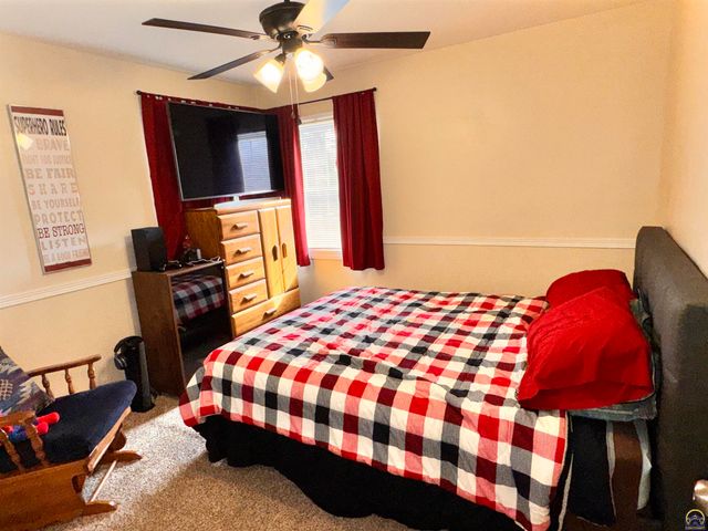 5625 SW 16th ST, Topeka, KS 66604