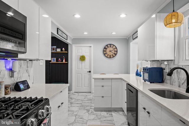 21 LONGHURST RD, Marlton, NJ 08053