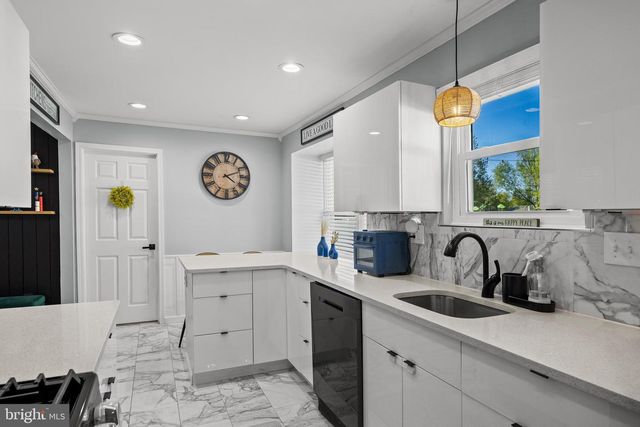 21 LONGHURST RD, Marlton, NJ 08053