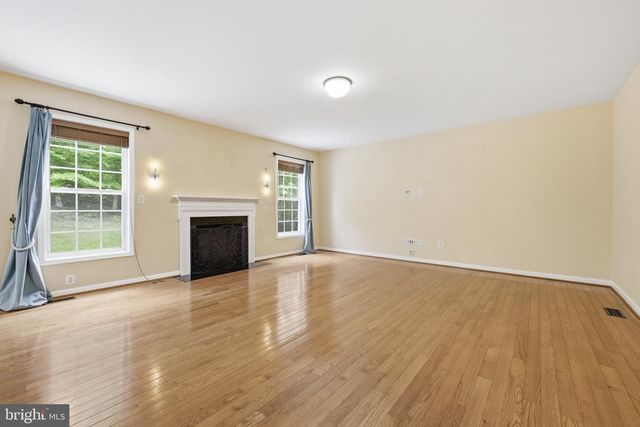 3679 EXPEDITION DR, Triangle, VA 22172