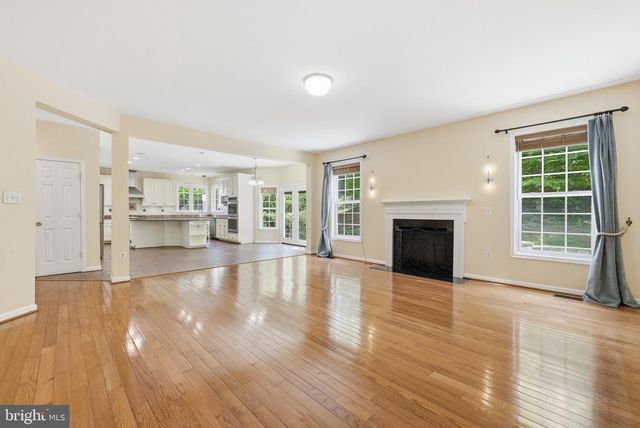 3679 EXPEDITION DR, Triangle, VA 22172
