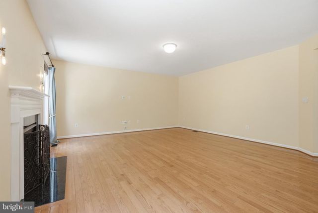 3679 EXPEDITION DR, Triangle, VA 22172