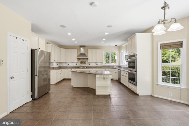3679 EXPEDITION DR, Triangle, VA 22172