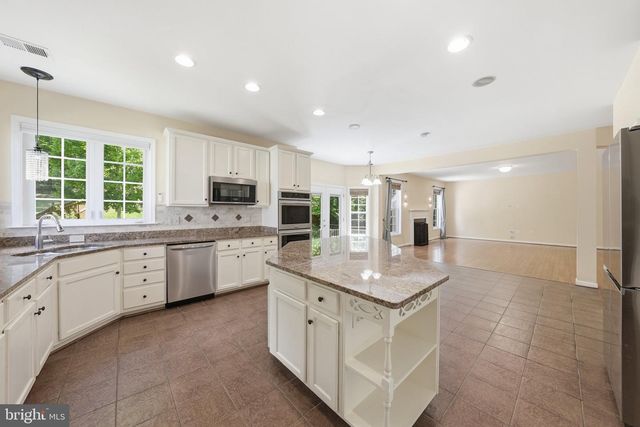 3679 EXPEDITION DR, Triangle, VA 22172