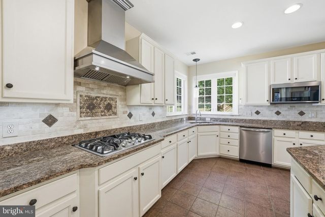 3679 EXPEDITION DR, Triangle, VA 22172