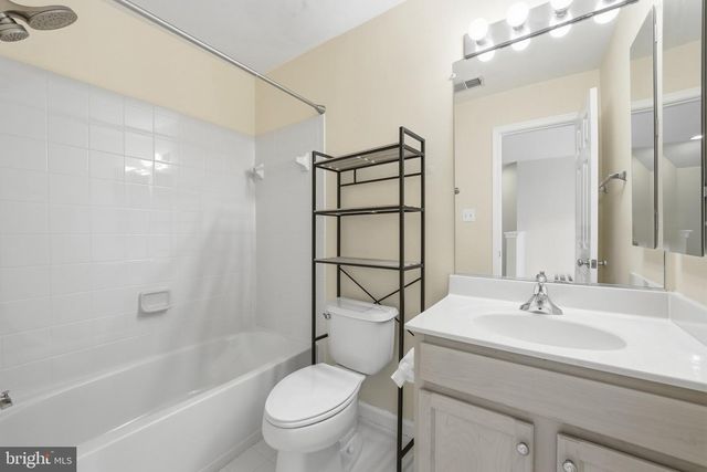 3679 EXPEDITION DR, Triangle, VA 22172