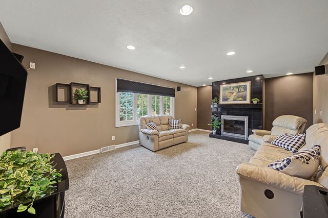 818 SE Walnut Ridge Drive, Waukee, IA 50263