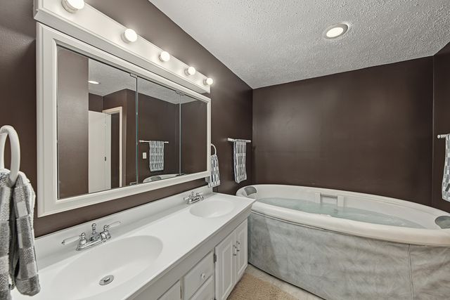 818 SE Walnut Ridge Drive, Waukee, IA 50263