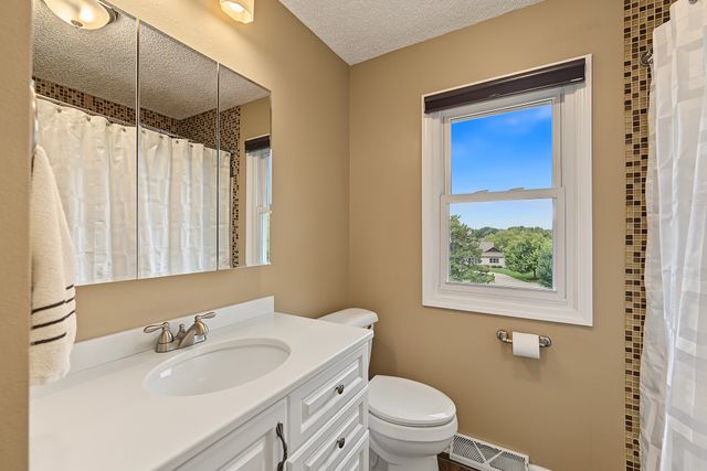 818 SE Walnut Ridge Drive, Waukee, IA 50263
