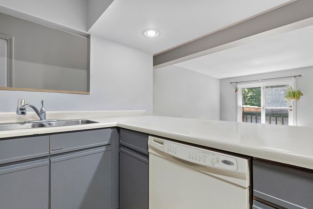 30 Wolf Rd Unit 414, Lebanon, NH 03766