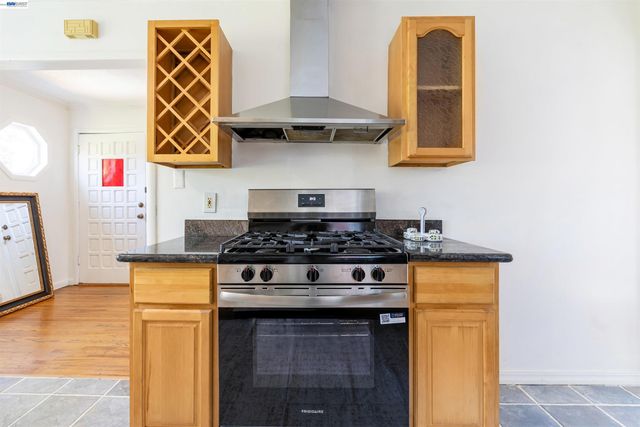 8041 greenly dr, Oakland, CA 94605