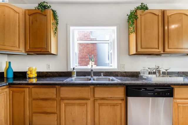8041 greenly dr, Oakland, CA 94605