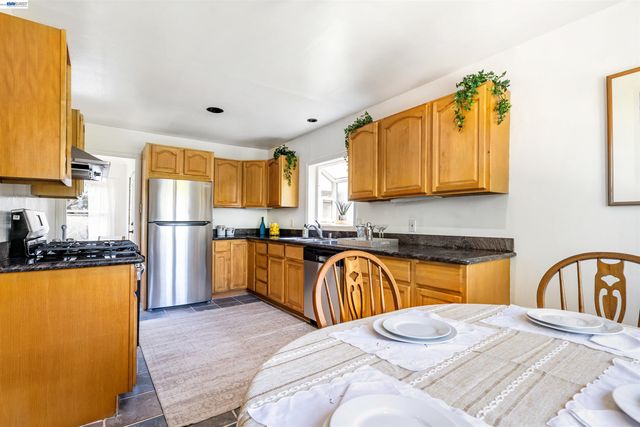 8041 greenly dr, Oakland, CA 94605