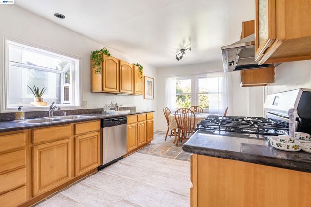 8041 greenly dr, Oakland, CA 94605