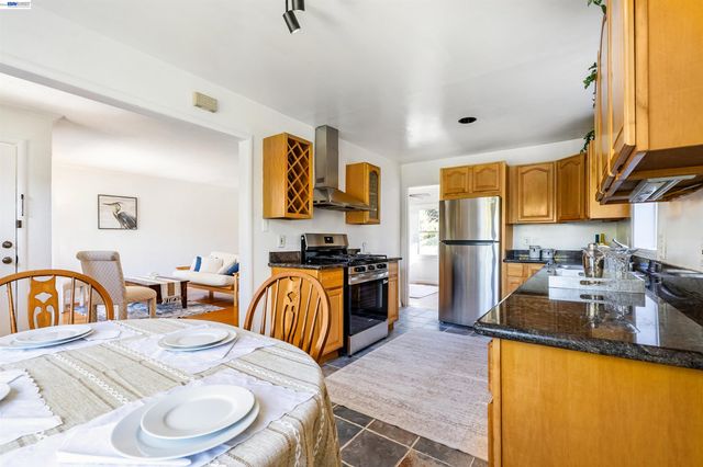 8041 greenly dr, Oakland, CA 94605