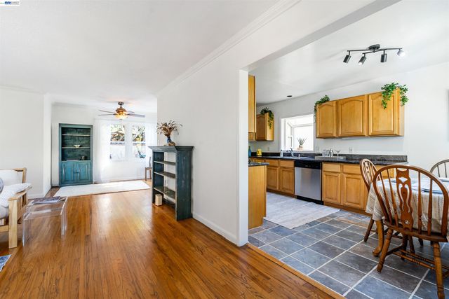 8041 greenly dr, Oakland, CA 94605