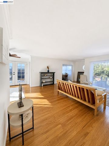 8041 greenly dr, Oakland, CA 94605