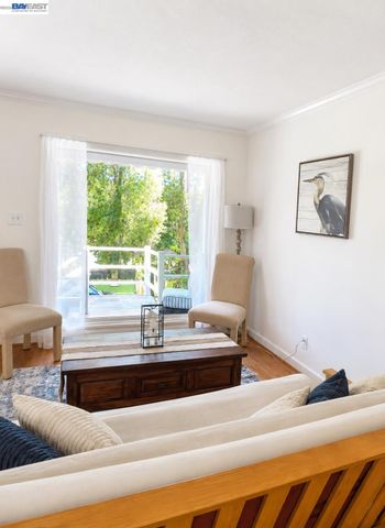 8041 greenly dr, Oakland, CA 94605