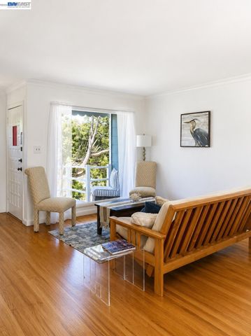 8041 greenly dr, Oakland, CA 94605