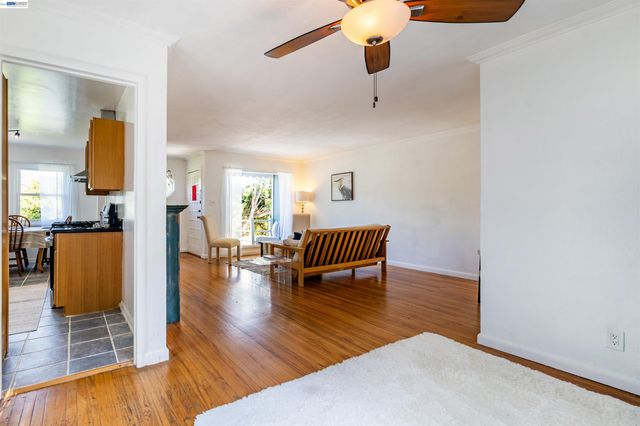 8041 greenly dr, Oakland, CA 94605