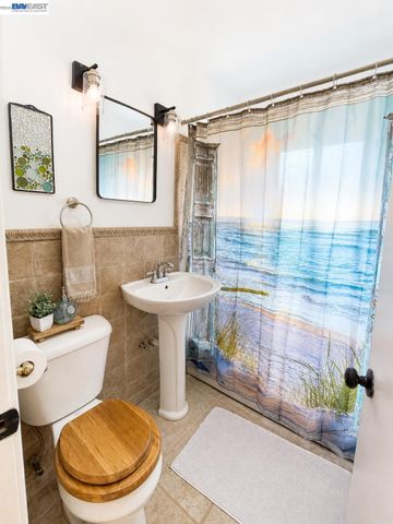 8041 greenly dr, Oakland, CA 94605