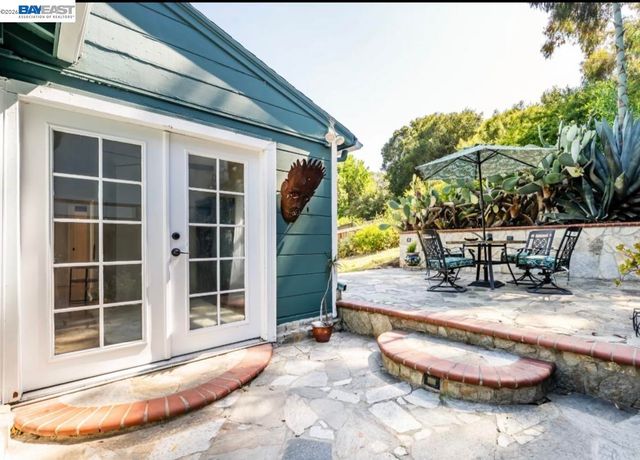 8041 greenly dr, Oakland, CA 94605