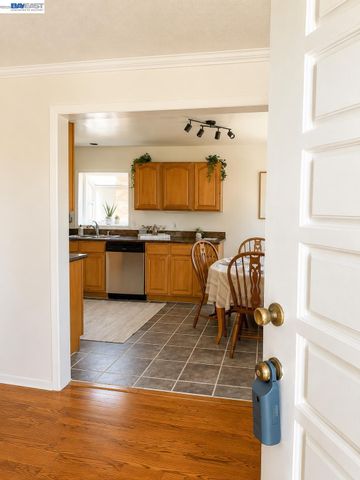 8041 greenly dr, Oakland, CA 94605